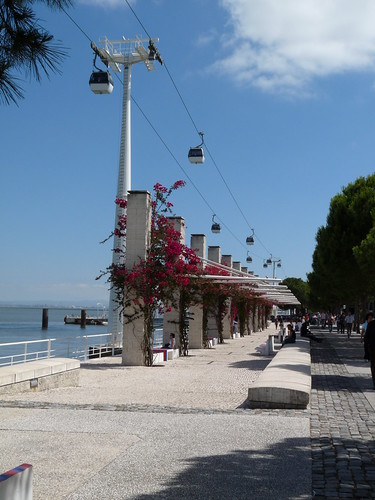Promenade along the banks of the Tagus