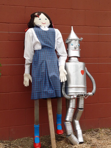 Dorothy and the scarecrow at Hamilton Gardens
