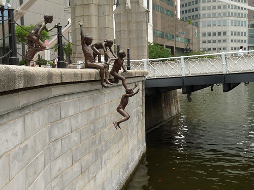 Statue of boys jumping in the water in Singapore