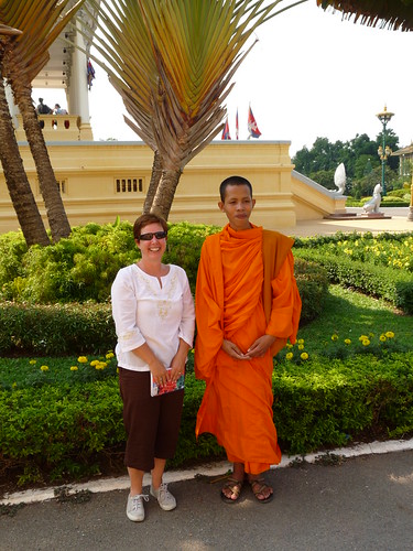 Claire with a Buddhist monk at the Royal Palace