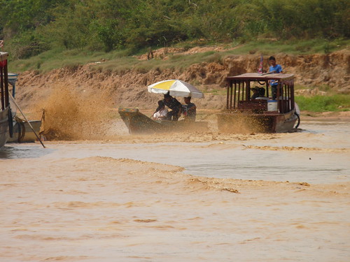 Trying to get boats through the shallow channel to Chong Khneas floating village